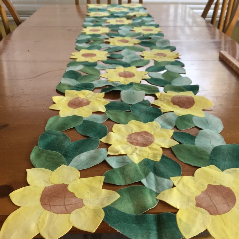 Sunflower tablerunner and 4 placemats